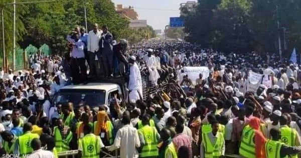 حشود بشرية تجتاح شوارع أكثر من 20 مدينة سودانية وقوات الأمن تتصدى بعنف