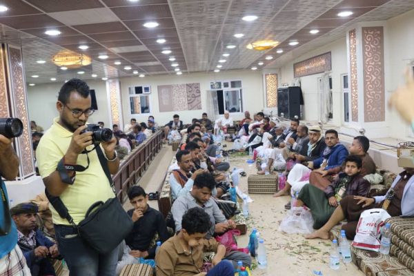 تنفيذًا لنهج العميد طارق صالح.. سياسي المقاومة الوطنية بتعز يشارك في أمسية رمضانية لأبناء ماوية