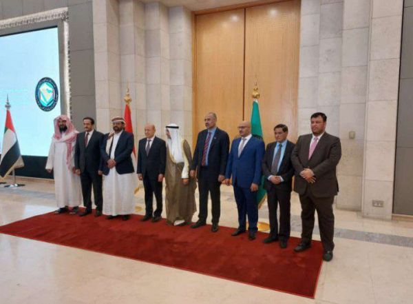 السلطة المحلية في مديرية موزع تهنئ رئيس واعضاء مجلس القيادة الرئاسي 