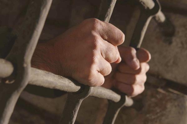 تعذيب وانتحار.. شهادة معتقل سابق في سجون الحوثي 