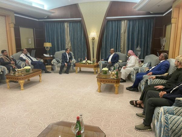 صور| نائب رئيس المجلس الرئاسي يستقبل عددا من الوزراء والمحافظين والسياسيين والمشائخ والأعيان بمقر إقامته بالرياض