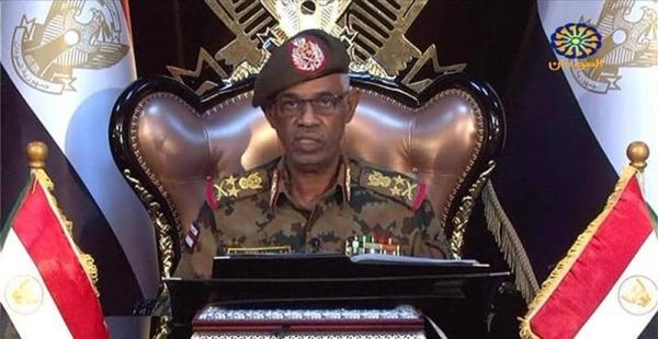 بن عوف يتنحى عن رئاسة المجلس الانتقالي في السودان