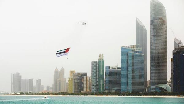 «طيران أبوظبي» تحلّق في سماء الإمارات برسائل توعوية للوقاية من «كورونا»