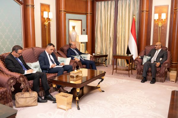 العميد طارق صالح يناقش مع السفير الفرنسي تطورات الوضع في اليمن 