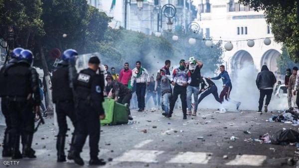 الجزائر.. 108 معتقلين و27 مصابا في "الجمعة الثامنة"