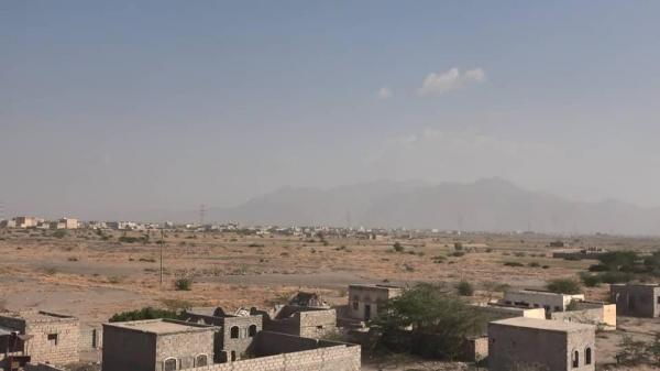 خروقات ستوكهولم وكورونا.. قصف مدفعي حوثي على المنازل والمزارع في حيس
