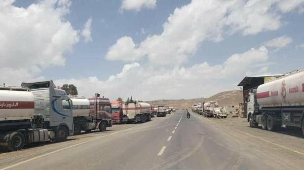 شاحنات محملة بالوقود تمنعها المليشيات الحوثية من دخول صنعاء منذ أسبوعين