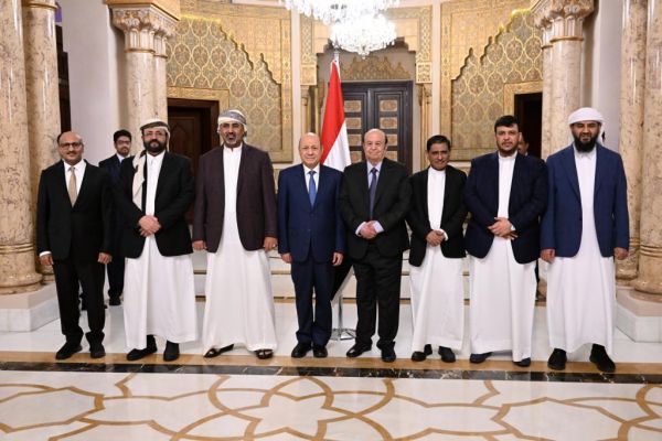 رئيس وأعضاء مجلس القيادة يزورون الرئيس السابق