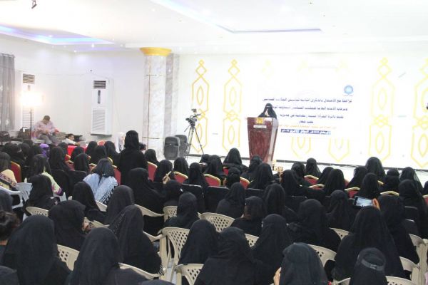 أمسية نسوية في المخا تحتفي ببدء تبادل الأسرى وتطالب الأمم المتحدة "الكل مقابل الكل"