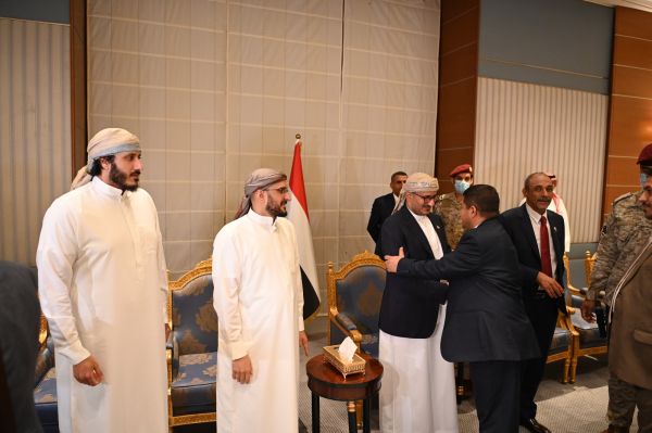 العميد طارق صالح يستقبل عددًا من القيادات السياسية والدبلوماسية، ويتلقى الاتصالات وبرقيات التهاني والتبريكات محليًا وعربيًا، بمناسبة تحرر شقيقه ونجله من سجون مليشيا الحوثي