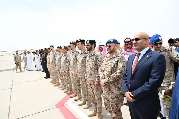 صور| لحظة استقبال العميد طارق صالح شقيقه ونجله المفرج عنهما من سجون مليشيا الحوثي (2)