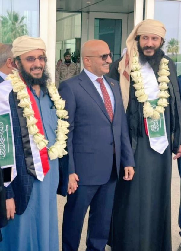 صور| لحظة استقبال العميد طارق صالح شقيقه ونجله المفرج عنهما من سجون مليشيا الحوثي