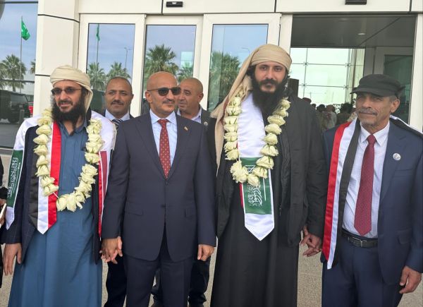 عاجل| العميد طارق صالح يستقبل شقيقه العقيد ركن محمد محمد عبدالله صالح ونجله النقيب عفاش المفرج عنهم من سجون مليشيا الحوثي