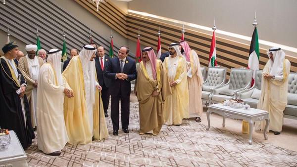 عزلة قطر.. ومندوبها منزوٍ في قمة الظهران (بالصور)