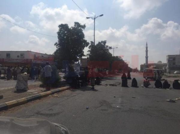 أسر الشهداء والجرحى.. محتجون يقطعون الطريق الرئيسي بالمنصورة