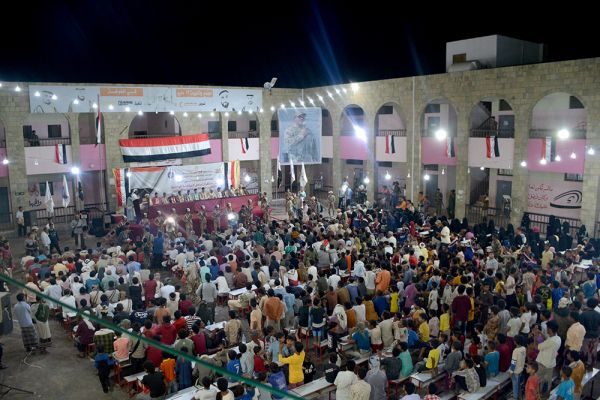 في احتفال مهيب أُقيم بالخوخة.. العميد طارق صالح يشارك أبناء الساحل استقبال الأسرى المحررين 