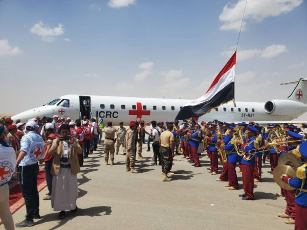مطار تداوين بمحافظة مأرب يستقبل الدفعة الثانية من الاسرى المحررين بينهم الصحفيين الأربعة