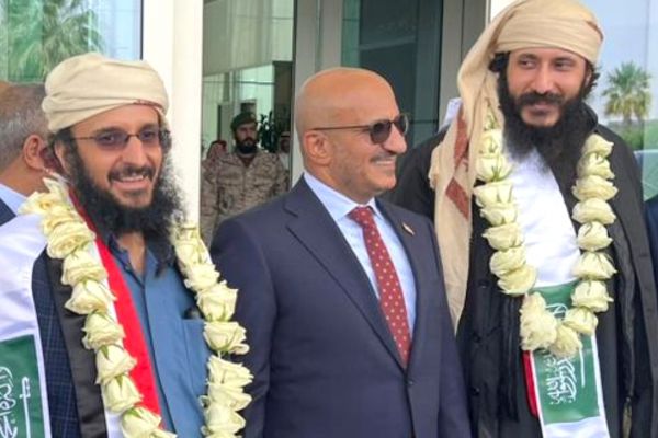 قبائل دهم والجوف تهنئ العميد طارق صالح بتحرر شقيقه ونجله من سجون الحوثي 