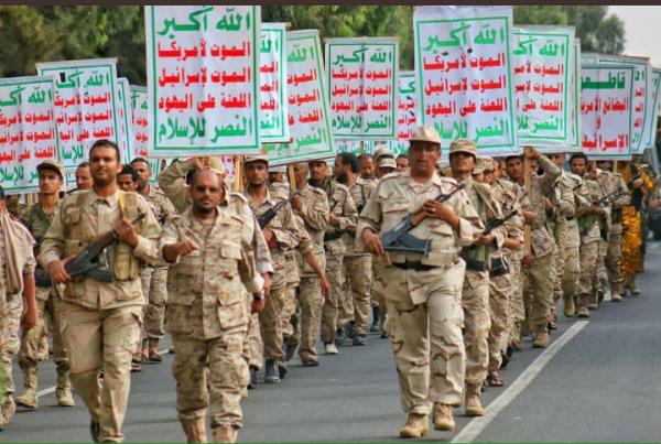 تحت التهديد.. الحوثيون يلاحقون الجنود والضباط في صنعاء ويجبرونهم على الالتحاق بالجبهات 