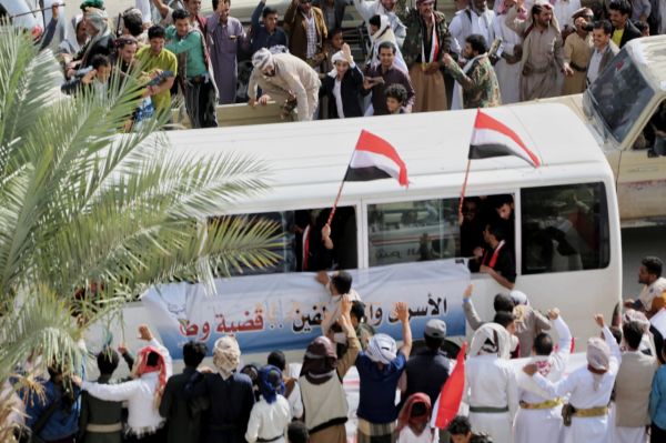 استقبلتهم استقبال الأبطال.. مأرب تحتفي بـ89 أسيرًا ومختطفًا تحرروا من سجون الحوثيين  