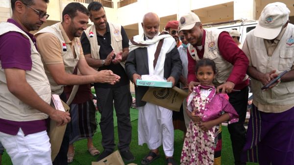 فيديو| إنسانية المقاومة الوطنية تضفي الفرحة على 15 ألف طفل في الساحل الغربي  