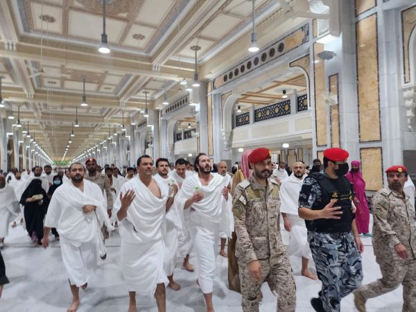 في اليوم الثاني من تحررهما.. شقيق ونجل العميد طارق صالح يؤديان العمرة