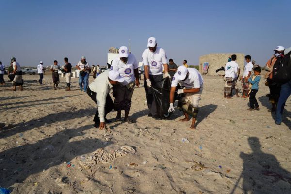 صور| بدعم العميد طارق صالح.. حملة بيئية لتنظيف شواطئ الخوخة استعداداً لاستقبال السياحة الداخلية