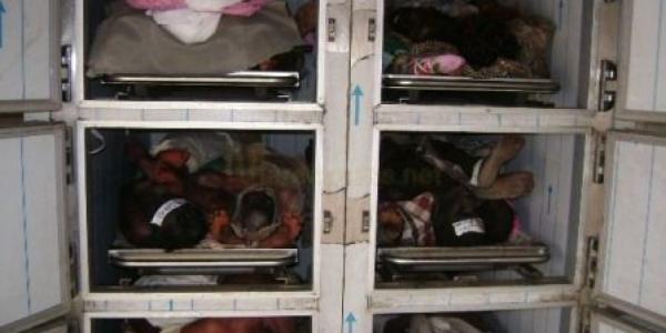 بطريقة غير مشروعة.. مليشيا الحوثي تتخلص من جثث مقاتليهم المكتظة بثلاجات الموتى في مقابر جماعية 