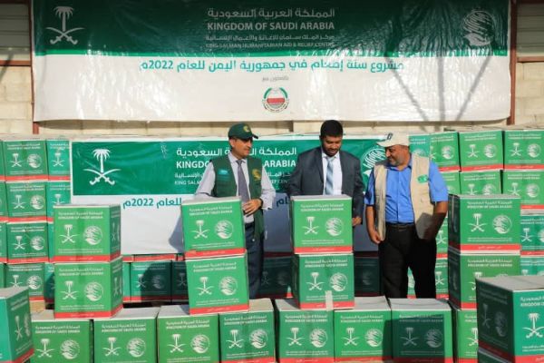 مركز الملك سلمان يوزع ثلاثة آلاف سلة غذائية للأسر النازحة والفقيرة بمأرب 