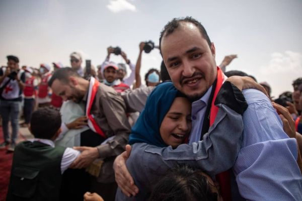 الصحفيون المحررون من سجون مليشيا الحوثي يروون تفاصيل أيامهم القاسية خلف القضبان 