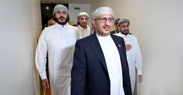 محافظ تعز يهنئ العميد طارق صالح بتحرر شقيقه ونجله من سجون مليشيا الحوثي      
