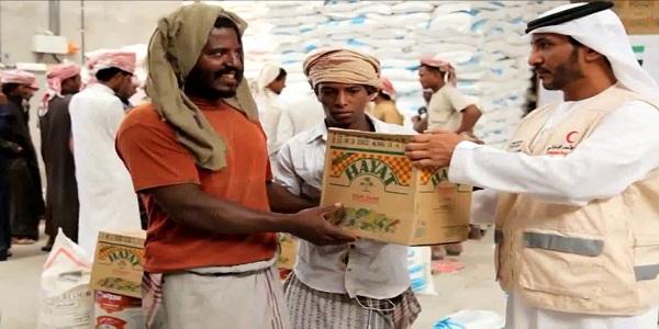 الهلال الإماراتي يوزع 2000 سلة غذائية للسكان بـ"حيس" غربي اليمن تحت قذائف الحوثي العشوائية