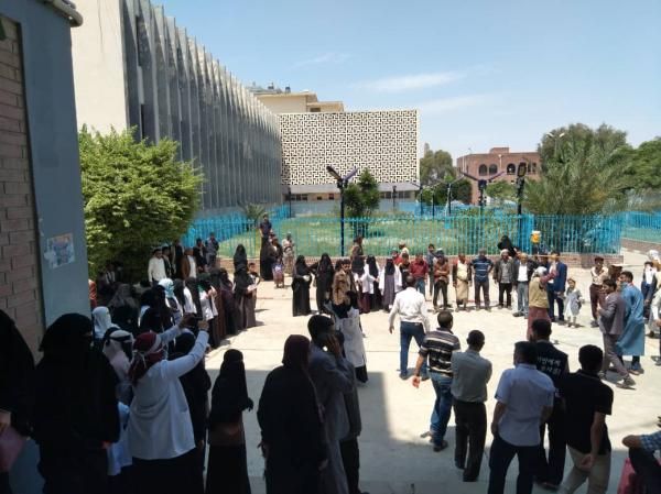 قيادات حوثية تنهب مخصصات مالية للأطباء تقدمها الصحة العالمية