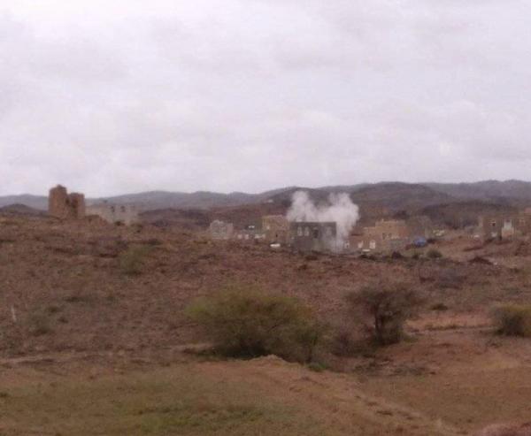 البيضاء.. تجدد القصف العدواني للحوثيين على منازل المدنيين في الصومعة 