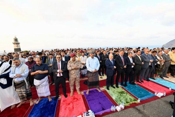 العليمي والزبيدي يؤديان صلاة عيد الفطر ويستقبلان جموع المهنئين في عدن 