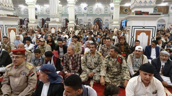 وفد من المقاومة الوطنية يعايد محور تعز ويشاركهم أداء صلاتي العيد والغائب على أرواح ضحايا مجزرة صنعاء 