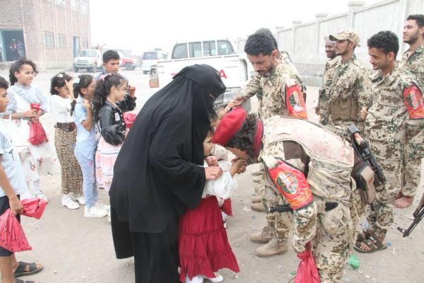 فيديو| بمعية النشيري.. أطفال الشهداء يعايدون أبطال وجرحى المقاومة الوطنية في محور الحديدة 