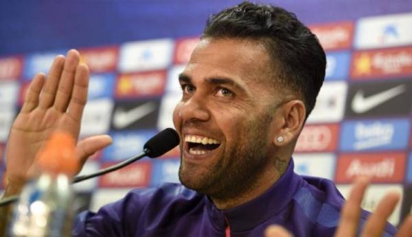 داني ألفيس: برشلونة بيتي ومستعد للعودة غداً 