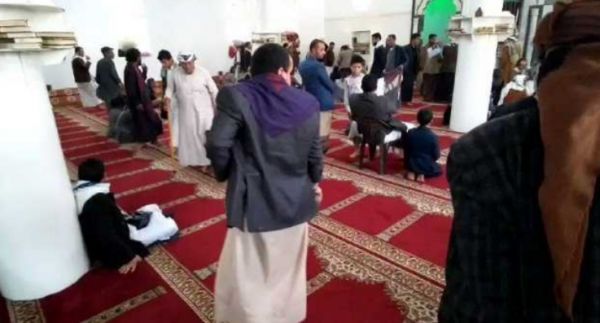 مغادرة جماعية لمصلين في ذمار بعدما فرضت عليهم مليشيا الحوثي خطيب جمعة موالياً لها 