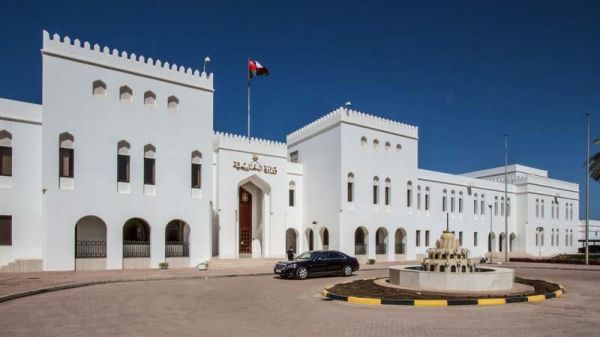 عُمان تنجح في الإفراج عن 14 أجنبياً محتجزين لدى مليشيا الحوثي 