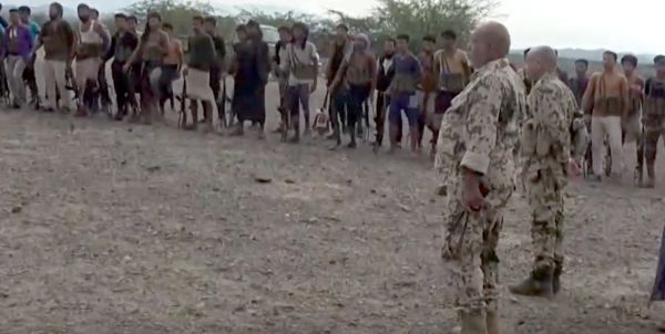 فيديو| زيارات عيدية متواصلة.. أبطال اللواء 11 حراس الجمهورية يجددون العهد للعميد طارق صالح 