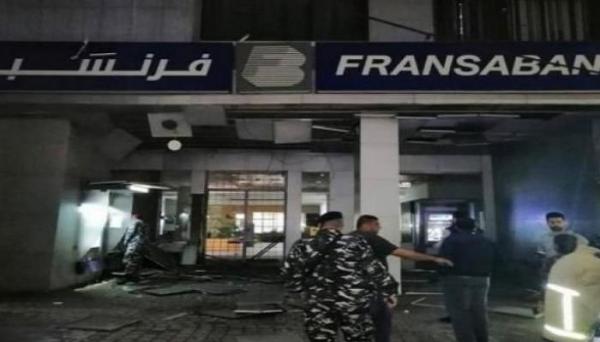 مجهولون يلقون بقنبلة على أحد  المصارف  الكبرى في لبنان 