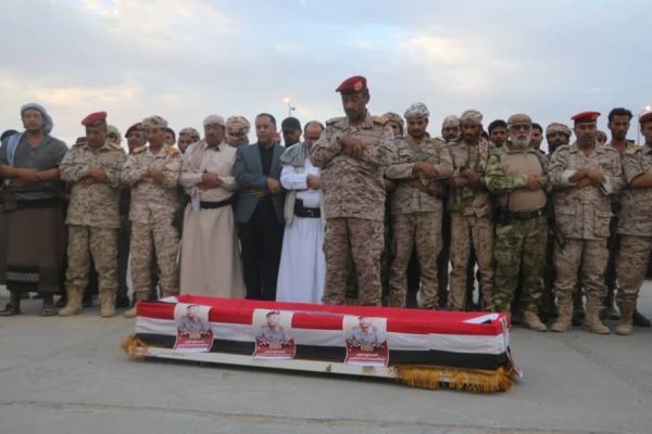 الفريق بن عزيز خلال تشييع الشهيد الحاضري: هذه التضحيات تزيدنا إصراراً على المضي حتى النصر
