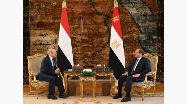 رئيس مجلس القيادة يبحث والرئيس المصري العلاقات الثنائية ومستجدات اليمن والمنطقة 