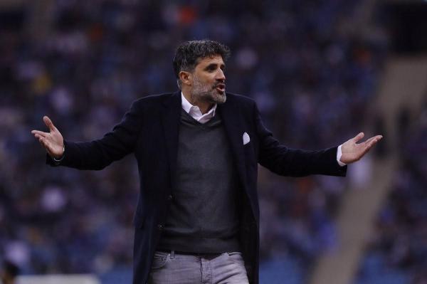 عقب الخسارة المدوية.. الهلال السعودي يقيل مدربه