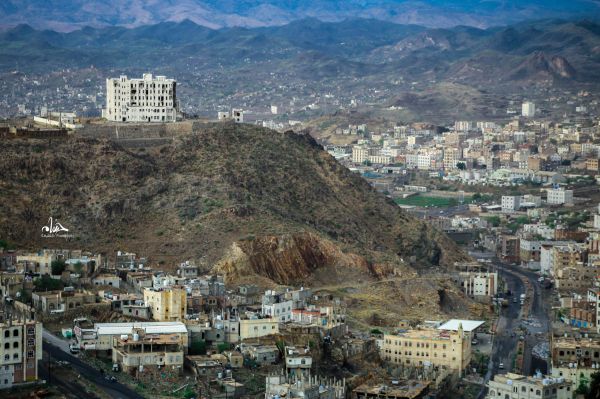 انتهاكات للهدنة تطول المدنيين.. قناص حوثي يصيب امرأة ستينية في تعز 