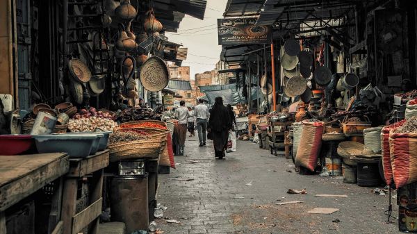ميليشيا الحوثي تحاصر اليمنيين بغلاء الأسعار ونهب الرواتب ومنع مبادرات الخير  