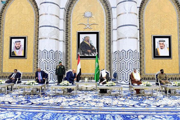 في زيارة رسمية.. رئيس وأعضاء مجلس القيادة الرئاسي يصلون السعودية 