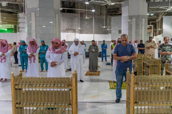 المسجد النبوي يطبق التباعد بين صفوف المصلين