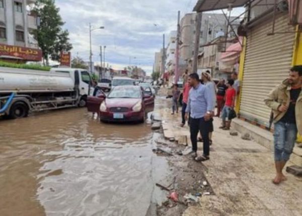 تضرر منازل ومركبات في عدن جراء أمطار غزيرة